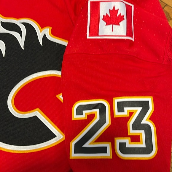 Calgary Flames Jersey Adidas Monahan size 52 with fight strap (NWT) - Picture 9 of 10